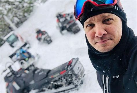 did jeremy renner lose his leg|Jeremy Renner Broke 30 Bones in Snowplow Accident, Posts。